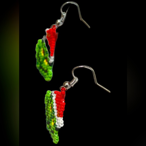 🎄Grinchy Glam: Handcrafted Beaded Christmas Earrings🎄 - Picture 5 of 7